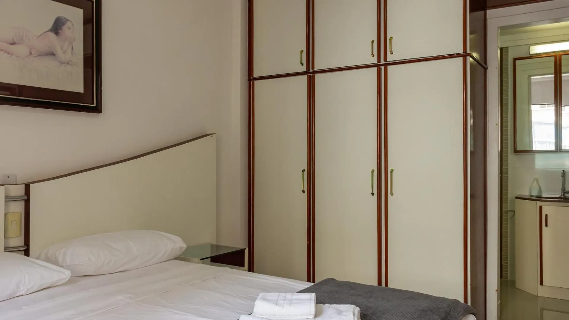Apartamento na Rua 3500, 50m da Praia em Balneário Camboriú P825
