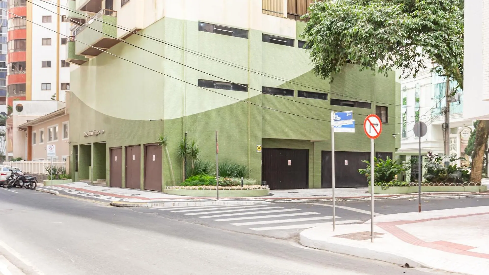 Apartamento na Rua 3500, 50m da Praia em Balneário Camboriú P825 0*,