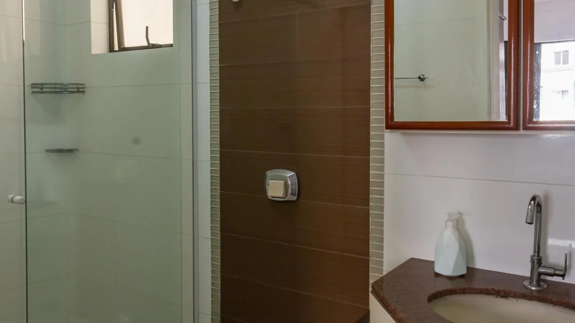 Apartamento na Rua 3500, 50m da Praia em Balneário Camboriú P825 0*,