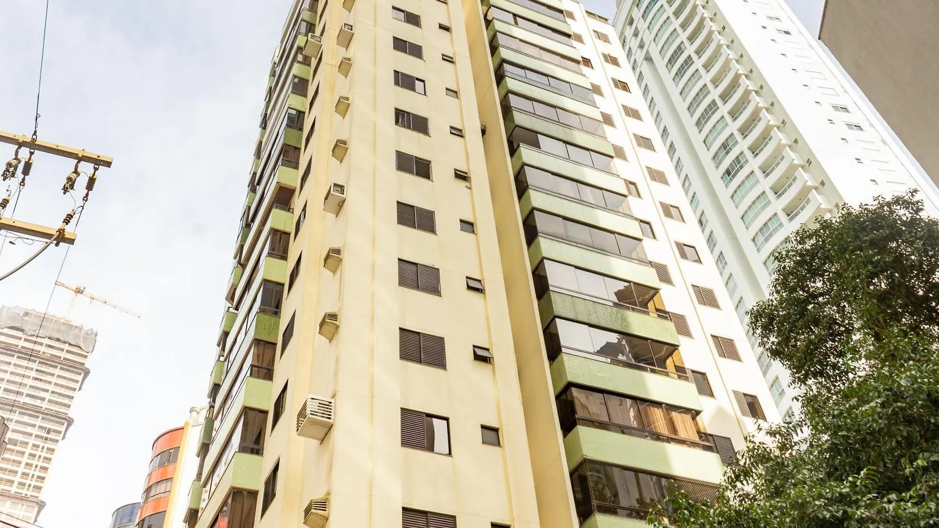 Apartamento na Rua 3500, 50m da Praia em Balneário Camboriú P825