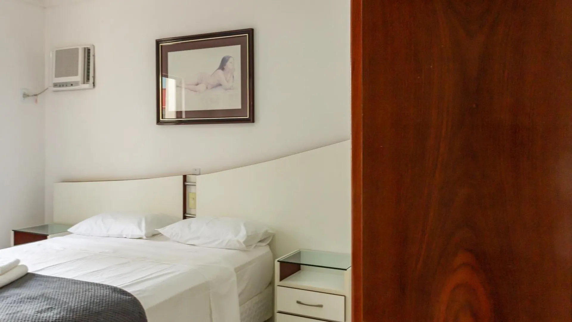 Apartamento na Rua 3500, 50m da Praia em Balneário Camboriú P825