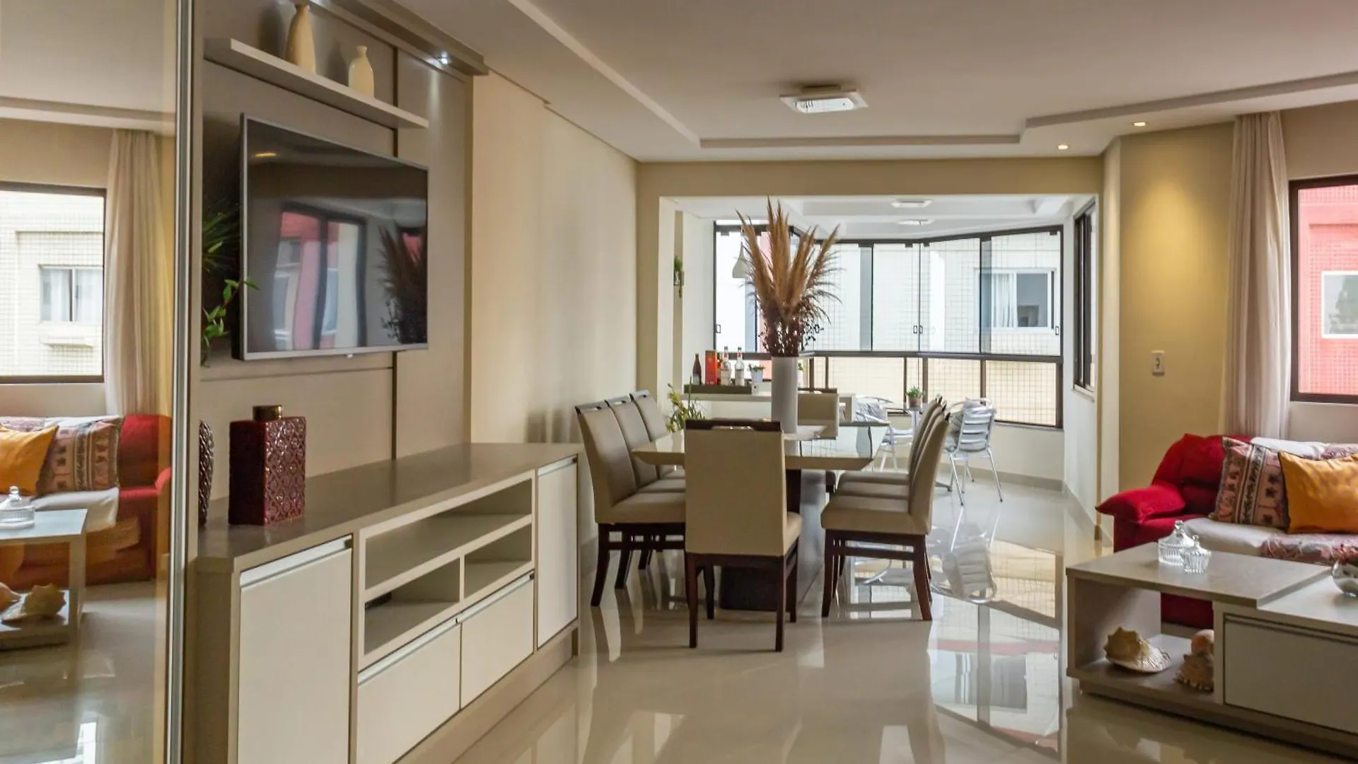Apartamento na Rua 3500, 50m da Praia em Balneário Camboriú P825