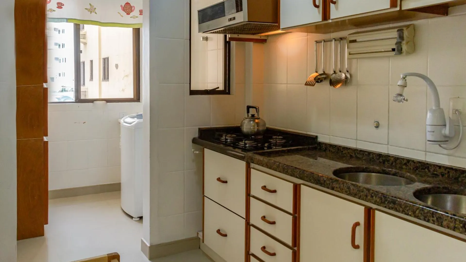 Apartamento na Rua 3500, 50m da Praia em Balneário Camboriú P825