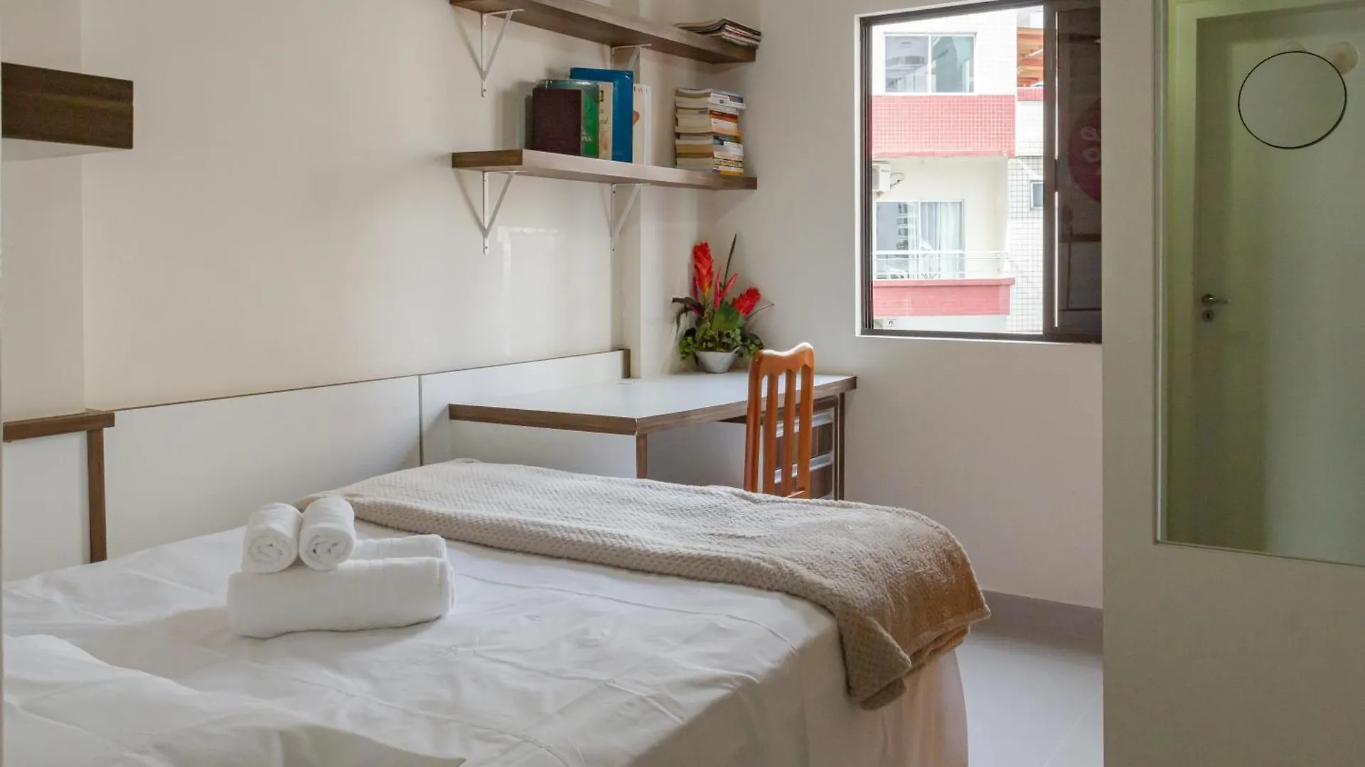 Apartamento na Rua 3500, 50m da Praia em Balneário Camboriú P825