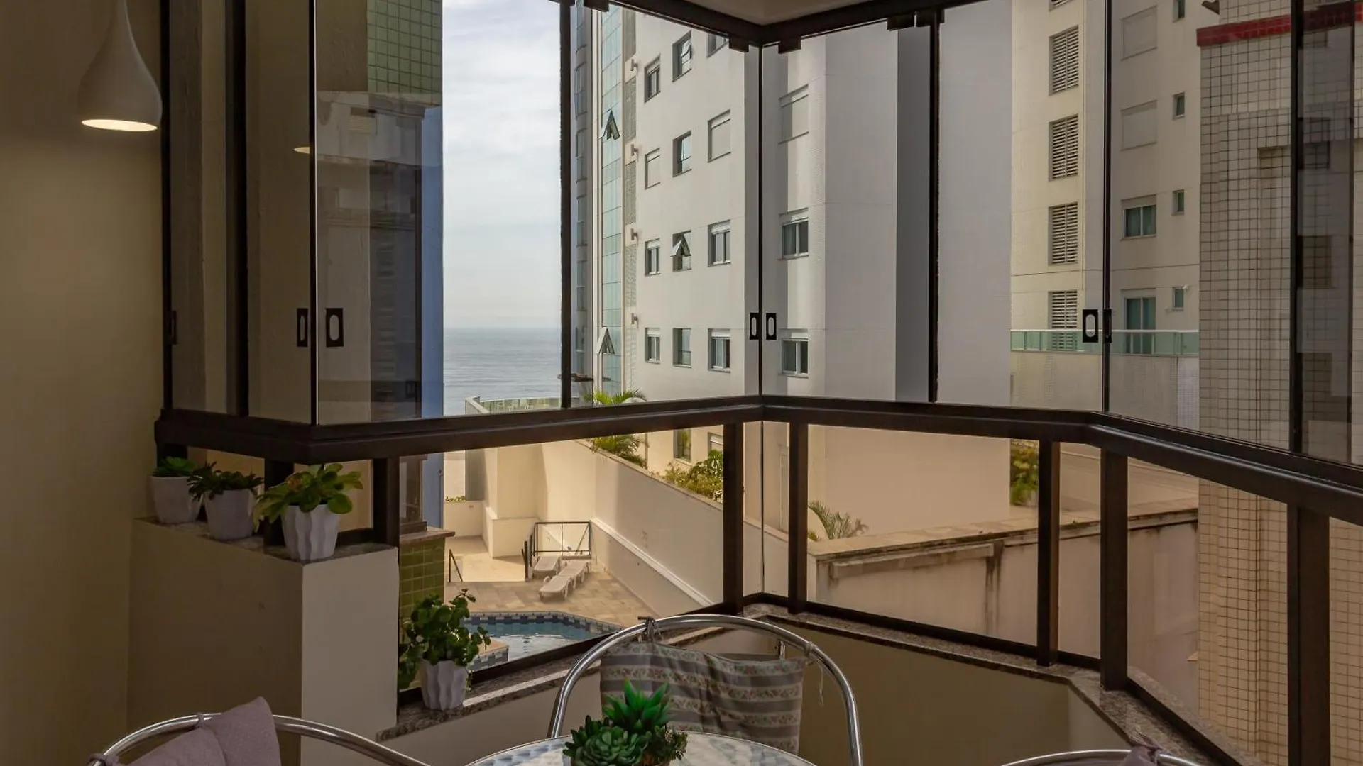 Apartamento na Rua 3500, 50m da Praia em Balneário Camboriú P825
