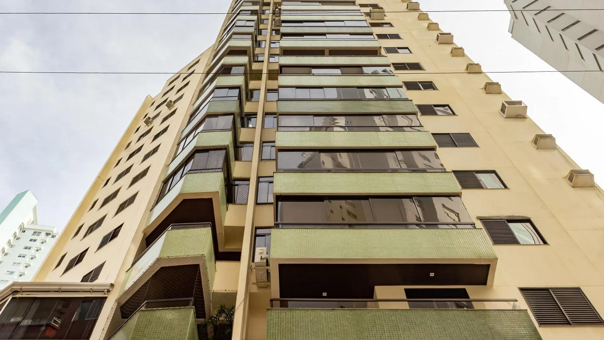 Apartamento na Rua 3500, 50m da Praia em Balneário Camboriú P825