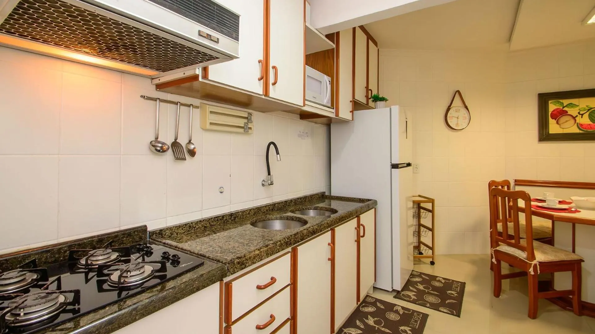 Apartamento na Rua 3500, 50m da Praia em Balneário Camboriú P825