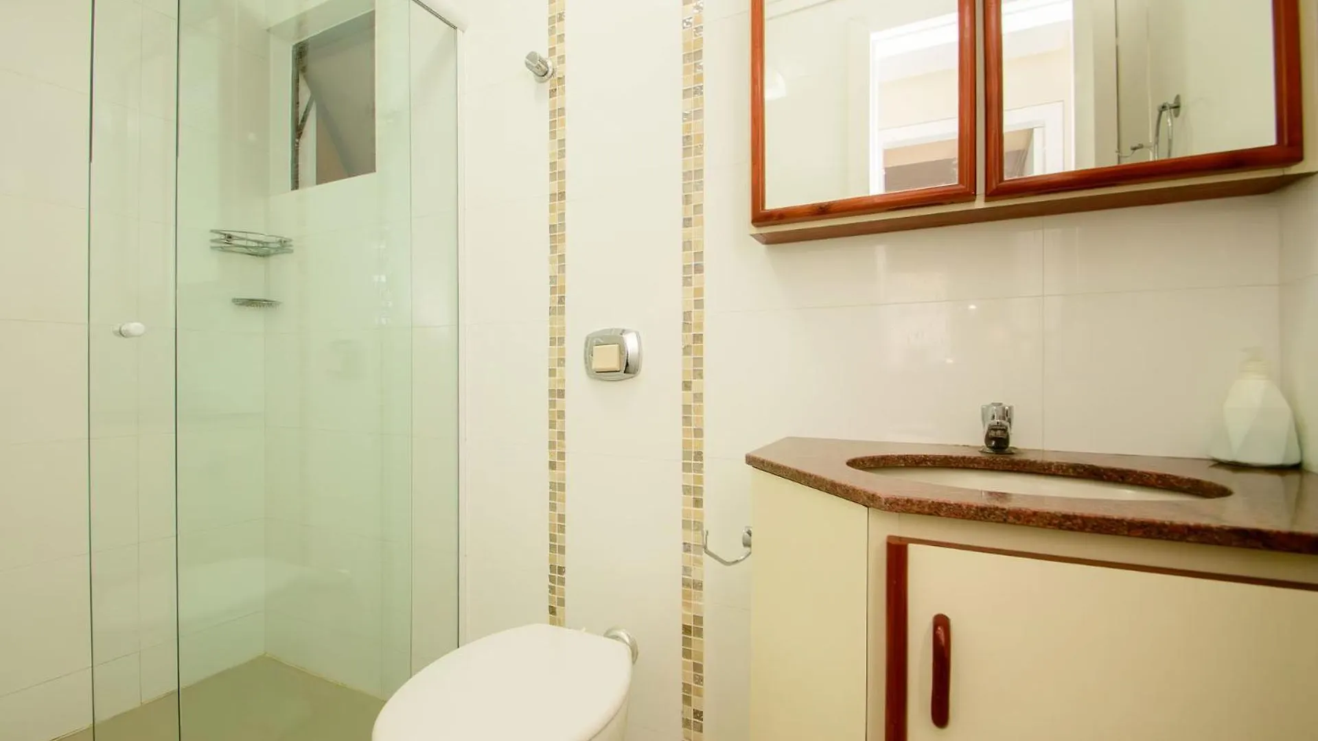 Apartamento na Rua 3500, 50m da Praia em Balneário Camboriú P825