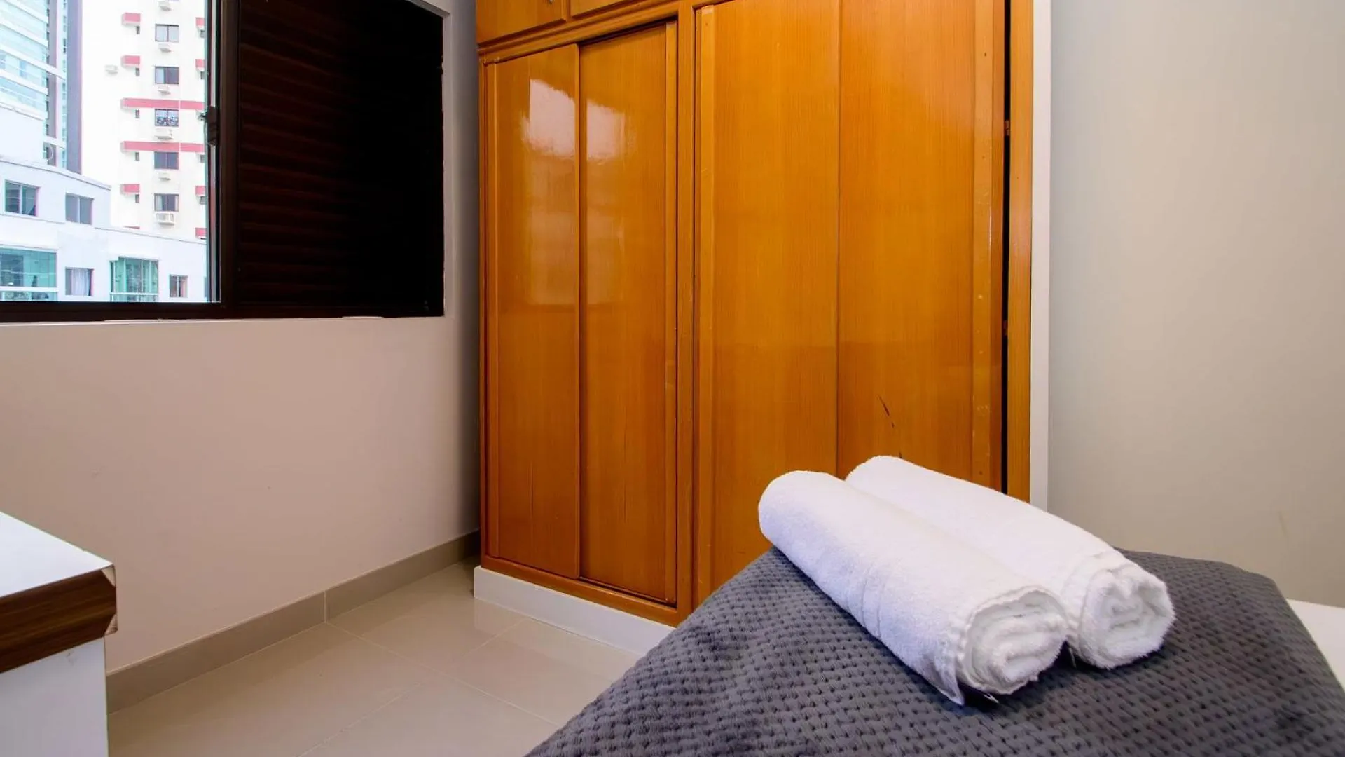 Apartamento na Rua 3500, 50m da Praia em Balneário Camboriú P825 0*,