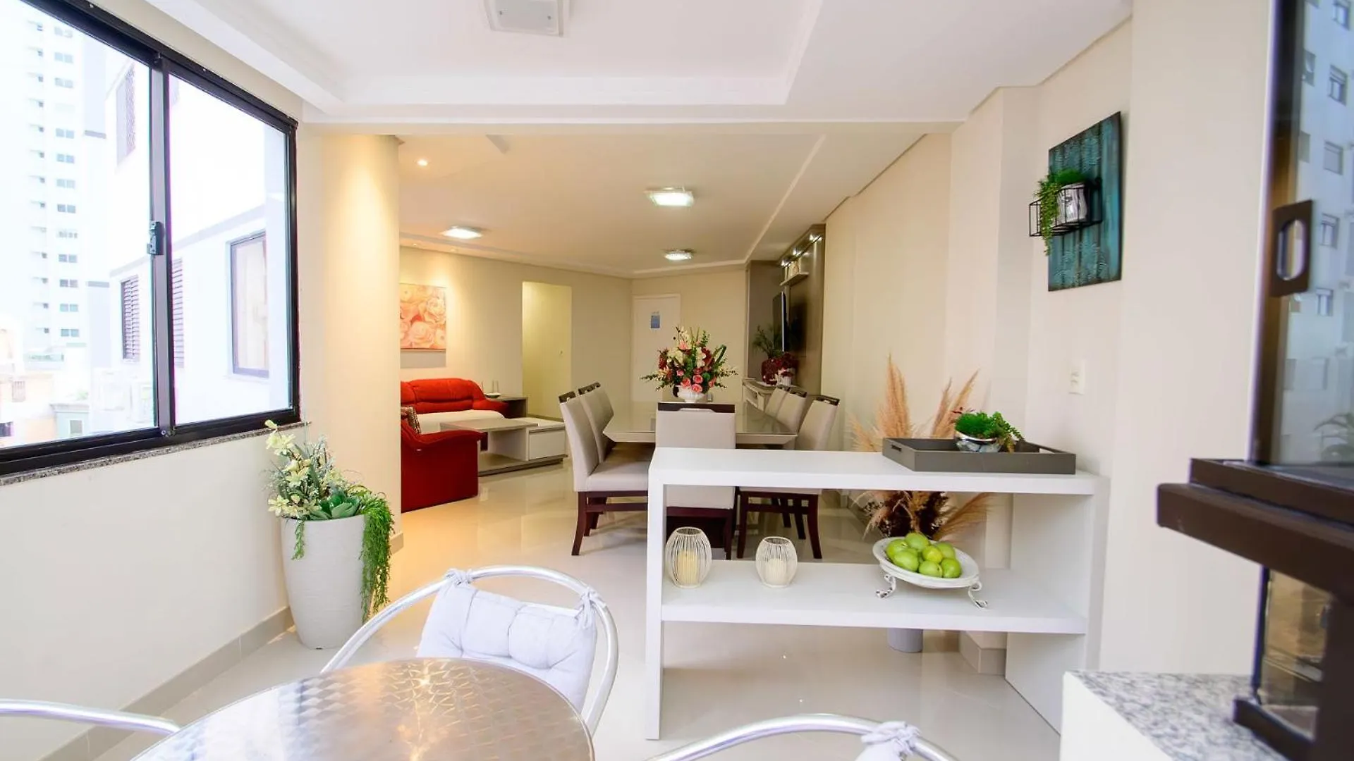 Apartamento na Rua 3500, 50m da Praia em Balneário Camboriú P825